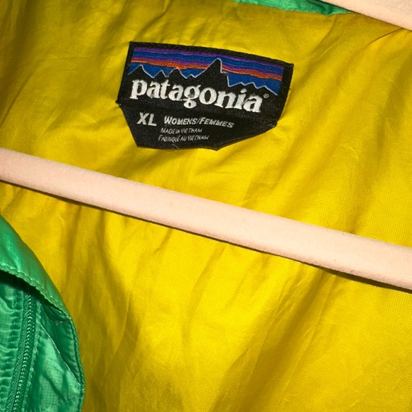 Patagonia Women's Vibrant Green Puffer Jacket - Picture 5 of 5
